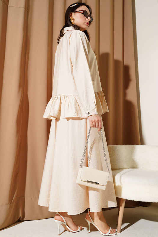 Completo due pezzi beige con gonna a balze con bottoni in metallo