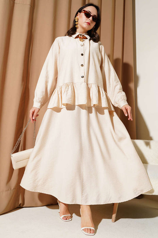 Completo due pezzi beige con gonna a balze con bottoni in metallo