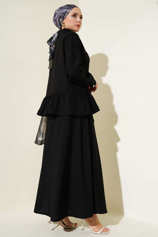 Ensemble deux pièces noir avec jupe à volants et boutons en métal