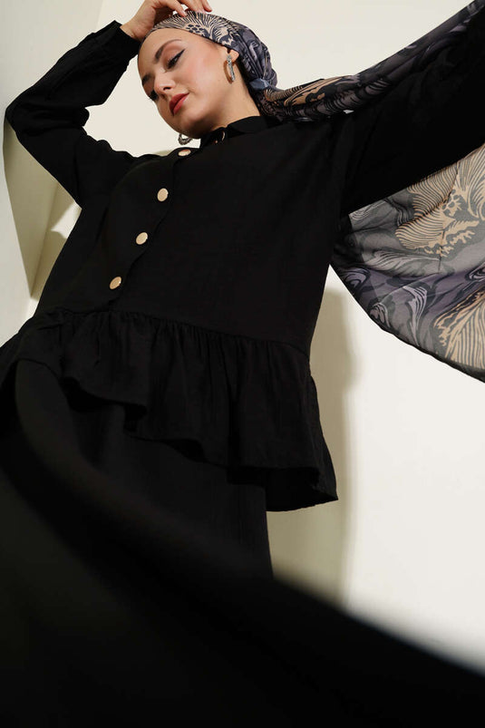 Ensemble deux pièces noir avec jupe à volants et boutons en métal