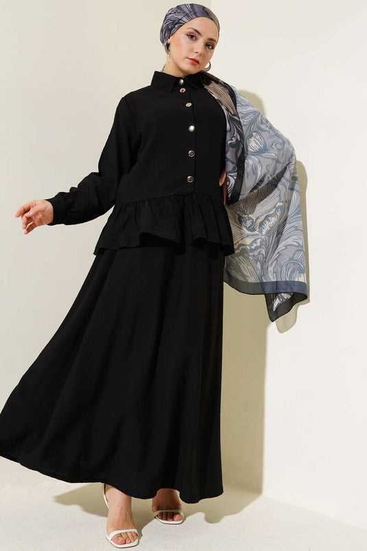 Ensemble deux pièces noir avec jupe à volants et boutons en métal