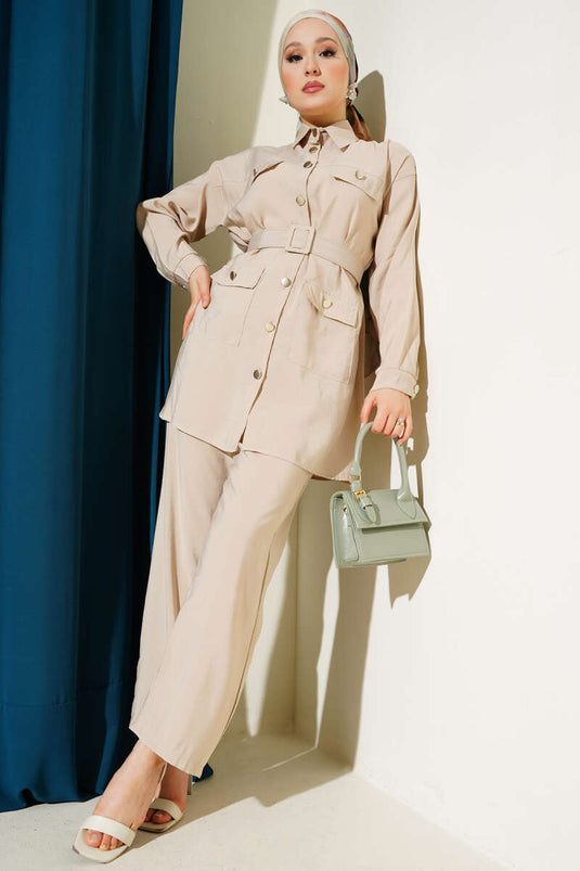 Costume deux pièces beige à boutons métalliques et ceinture