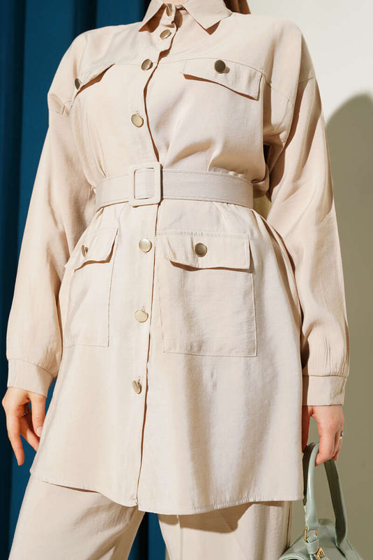 Costume deux pièces beige à boutons métalliques et ceinture