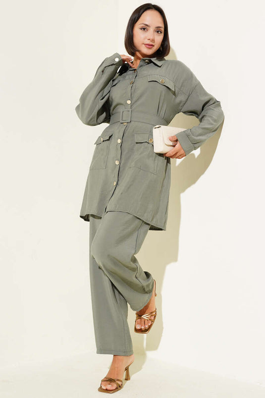 Abito due pezzi con bottoni in metallo e cintura verde mandorla