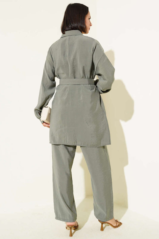 Abito due pezzi con bottoni in metallo e cintura verde mandorla