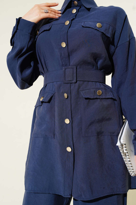 Costume deux pièces bleu marine à boutons métalliques et ceinture