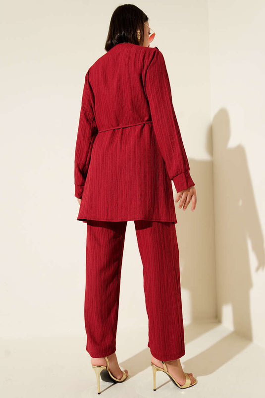 Completo due pezzi increspato con bottoni in metallo, bordeaux