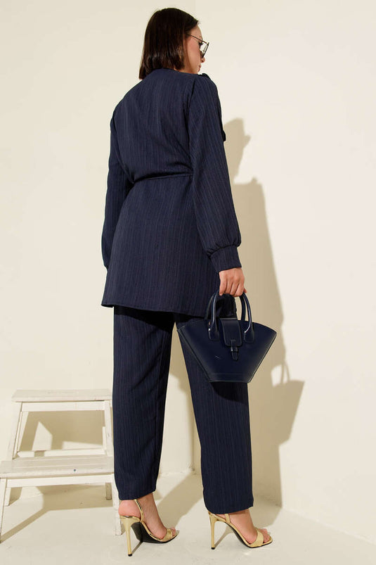 Completo due pezzi blu navy increspato con bottoni in metallo