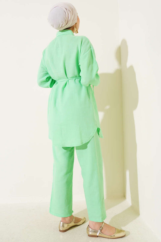 Completo due pezzi in mussola con bottoni in metallo, verde