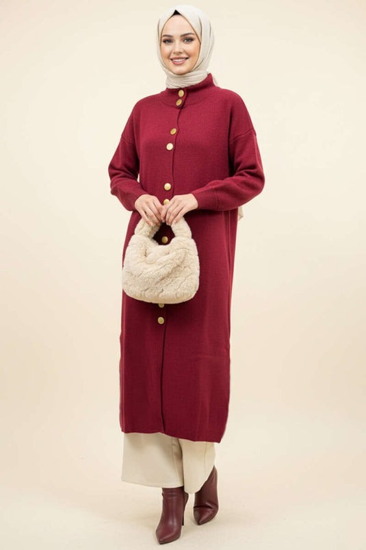 Gilet long en maille bordeaux avec boutons métalliques dorés