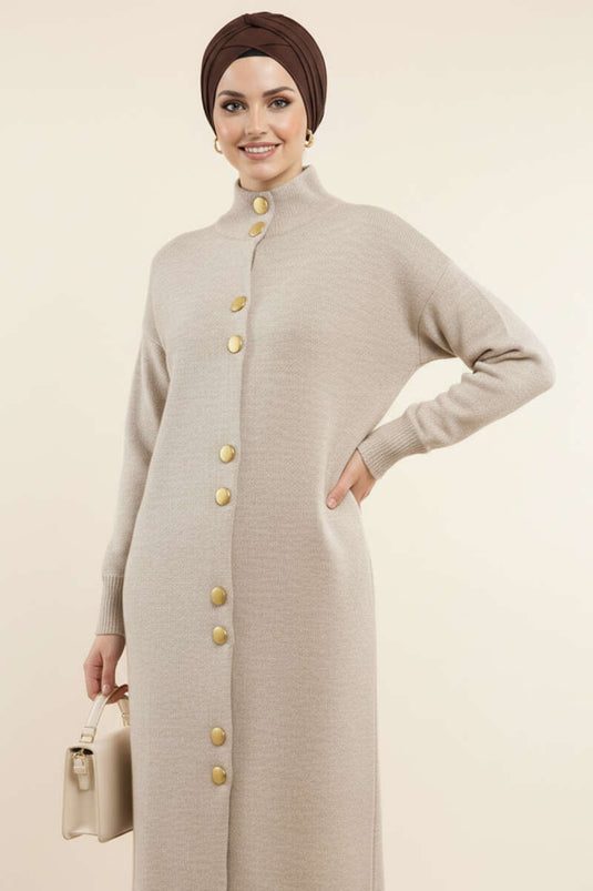 Lange gebreide cardigan met gouden metalen knopen en steentjes.