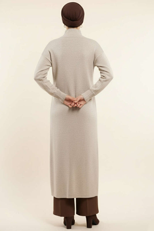 Lange gebreide cardigan met gouden metalen knopen en steentjes.