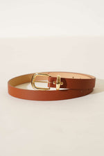 Ceinture marron avec détail de pont en métal