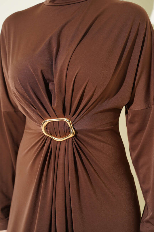 Robe froncée couleur café avec boucle en métal.