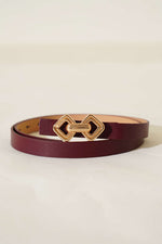 Ceinture fine bordeaux avec boucle en métal et chaîne en zinc