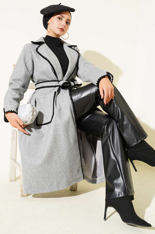 معطف كشمير رمادي اللون مزين بتطريزات على شكل صدفة وحزام