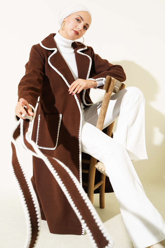 معطف كشمير بحزام وتطريز صدفي، بني