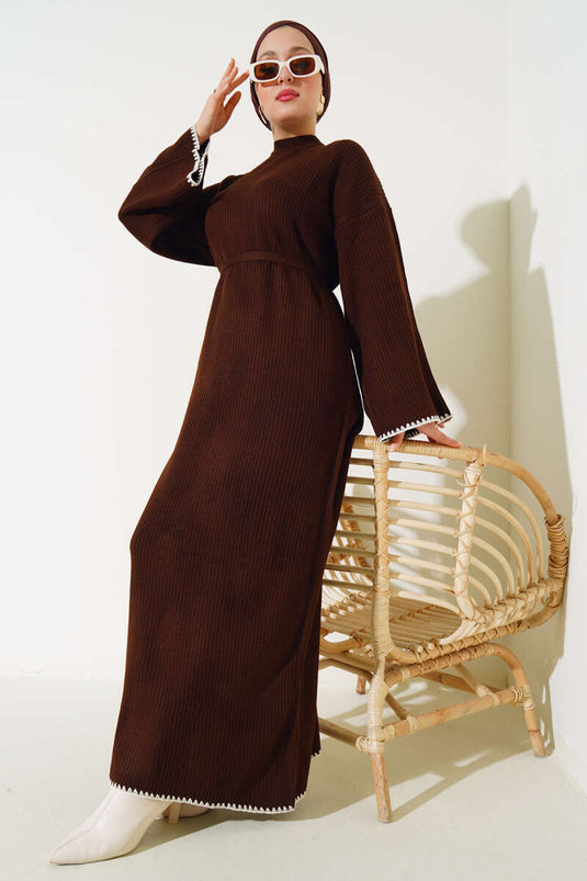 فستان محبوك بخياطة بلح البحر بني