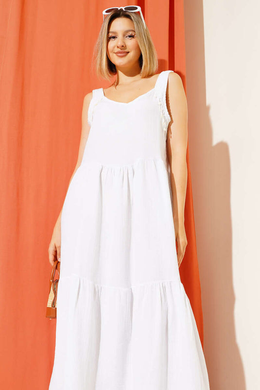 Robe courte blanche ornée de perles