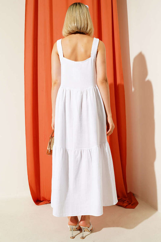 Robe courte blanche ornée de perles