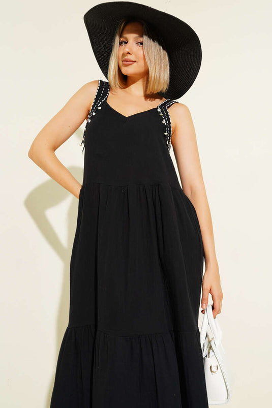 Robe courte noire ornée de perles