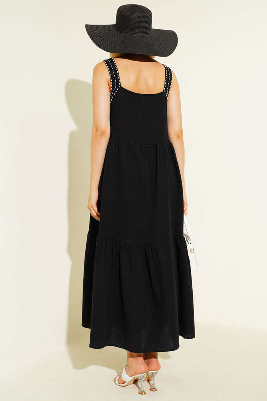 Robe courte noire ornée de perles