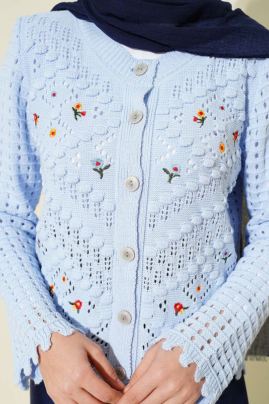 Cardigan court en tricot bleu avec broderie florale miniature