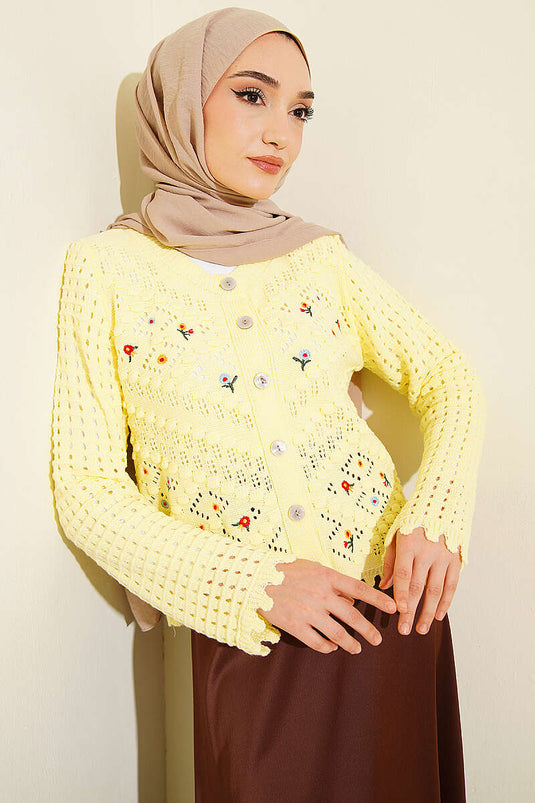 Cardigan court en tricot jaune avec broderie florale miniature