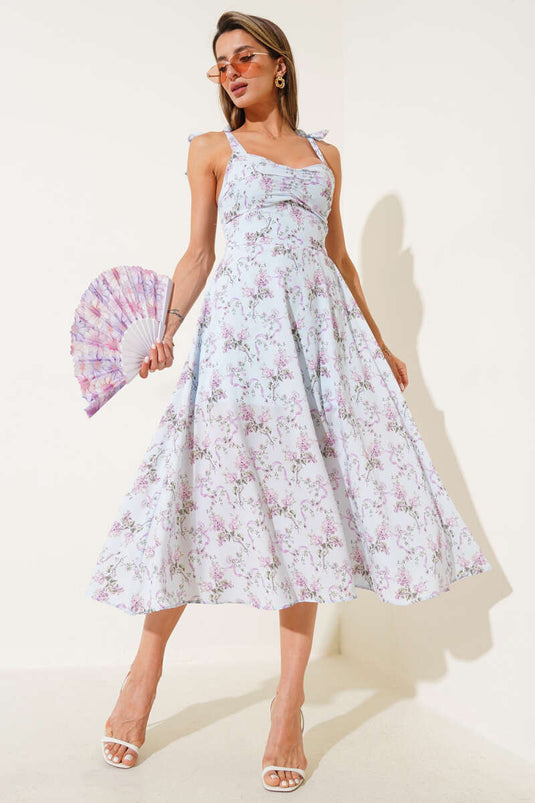 فستان ميدي قصير أزرق اللون مزين بالورود مع ربطة كتف