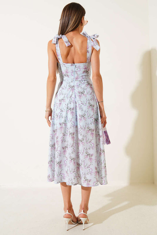 فستان ميدي قصير أزرق اللون مزين بالورود مع ربطة كتف