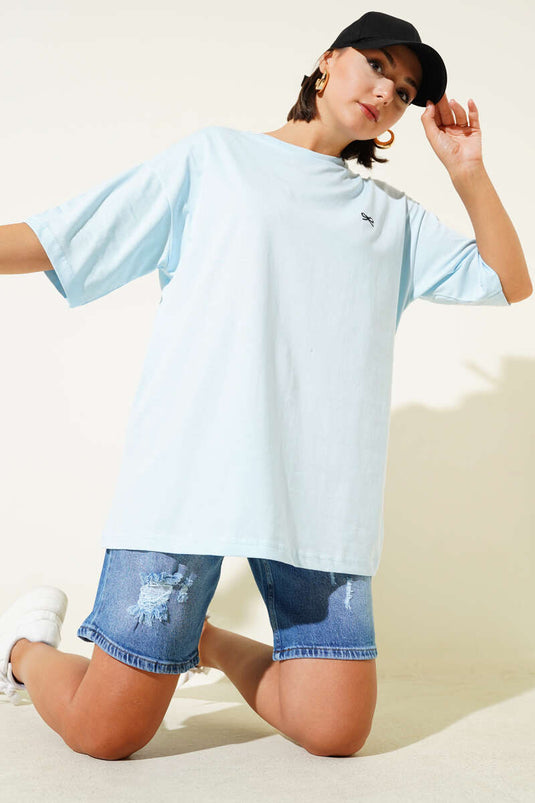 تيشيرت مطرز بفيونكة صغيرة، لون أزرق فاتح