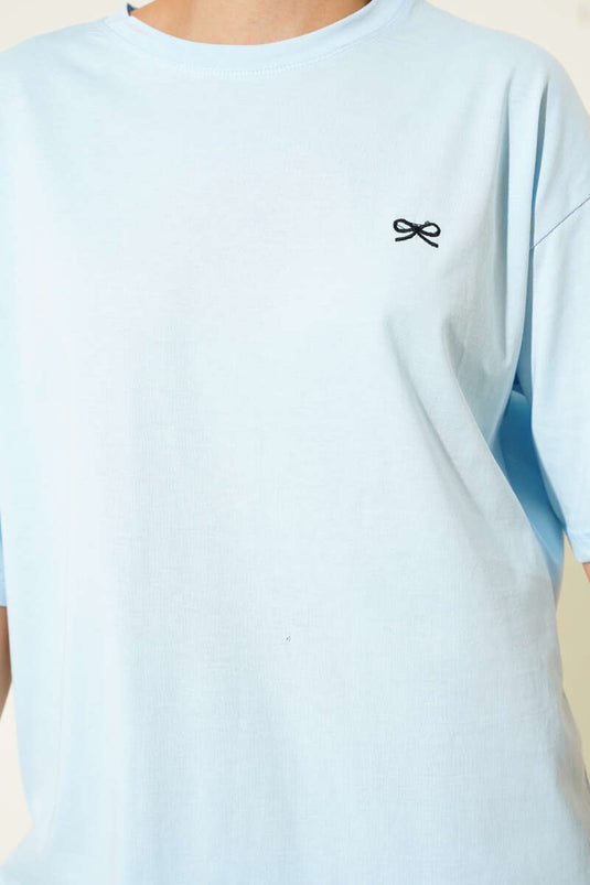 تيشيرت مطرز بفيونكة صغيرة، لون أزرق فاتح