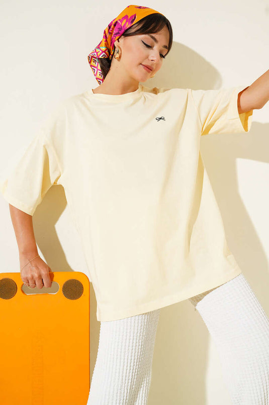 تيشيرت أصفر مطرز بفيونكة صغيرة