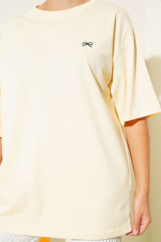 تيشيرت أصفر مطرز بفيونكة صغيرة