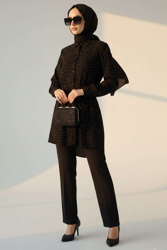 Chemise ceinturée noire avec petits détails en pierre