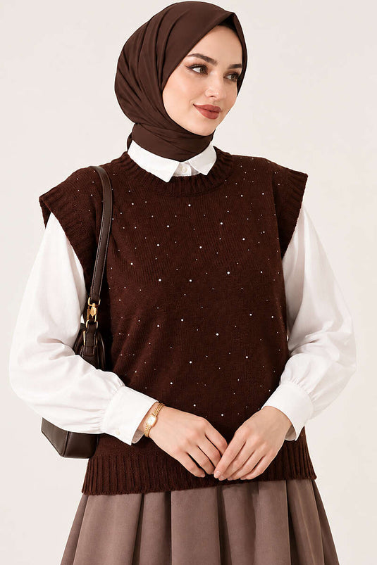 Kleiner Gestrickter Pullover Mit Steinchen In Kaffee