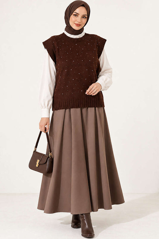 Kleiner Gestrickter Pullover Mit Steinchen In Kaffee