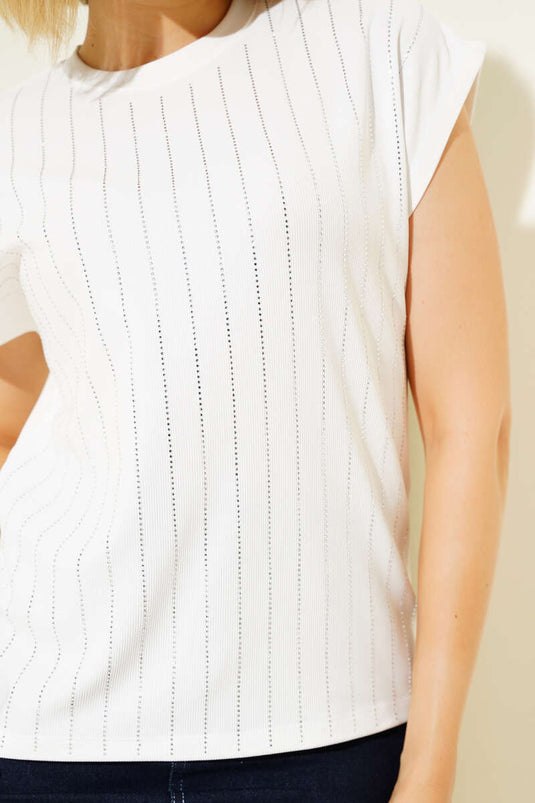 بلوزة قصيرة مزينة بحواف مرصعة بالأحجار، بيضاء