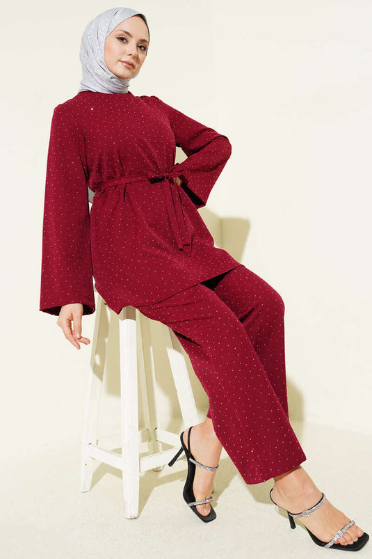 Ensemble deux pièces bordeaux avec ceinture ornée de petites pierres