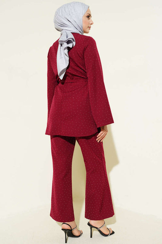 Ensemble deux pièces bordeaux avec ceinture ornée de petites pierres