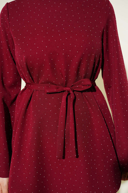 Ensemble deux pièces bordeaux avec ceinture ornée de petites pierres