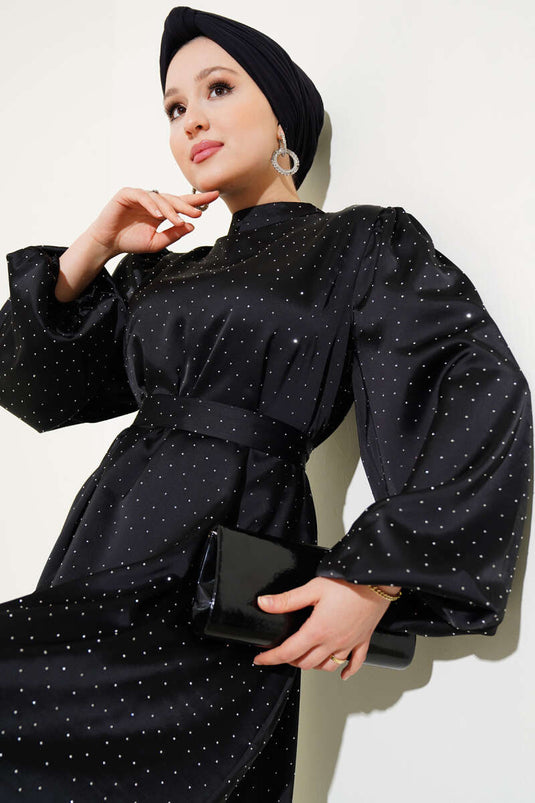 فستان ساتان أسود بأكمام بالون صغيرة مزينة بالأحجار