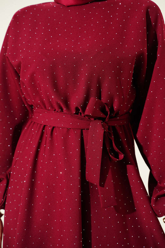 Robe courte bordeaux à taille élastique avec pierres décoratives