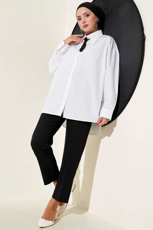 قميص أبيض صغير بياقة مدببة