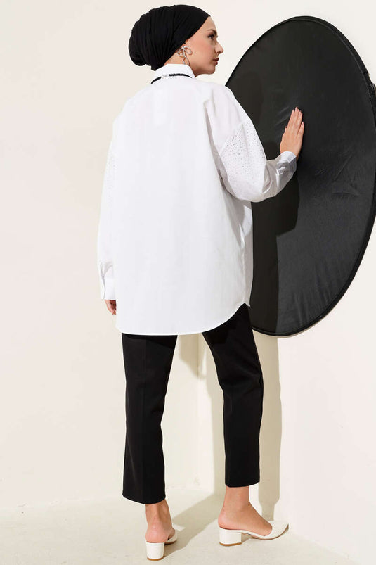 قميص أبيض صغير بياقة مدببة