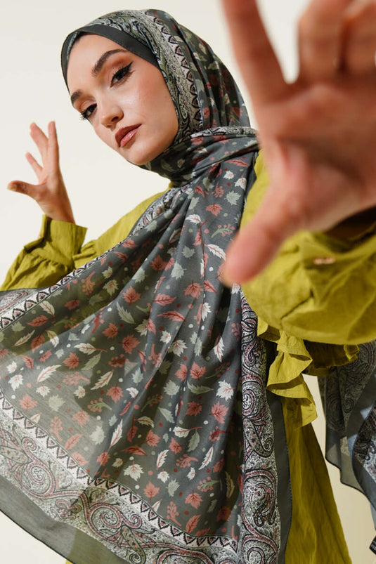 وشاح بنقشة أوراق صغيرة بلون الزمرد