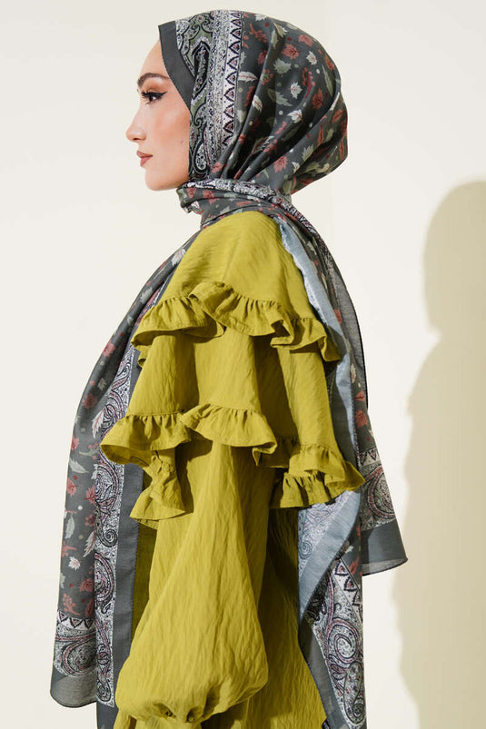 وشاح بنقشة أوراق صغيرة بلون الزمرد