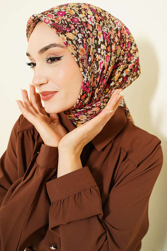 وشاح مزخرف بنقشة زهور صغيرة باللون الفوشيا