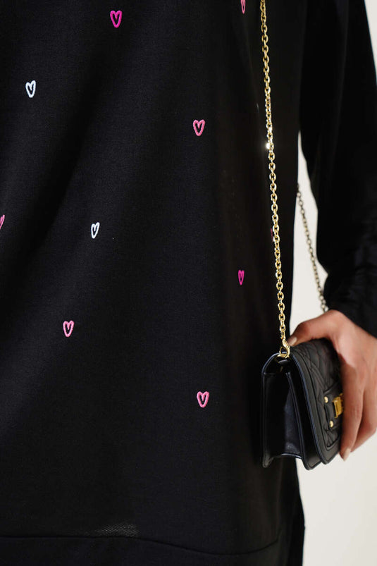 تونيك أسود مطرز على شكل قلب صغير