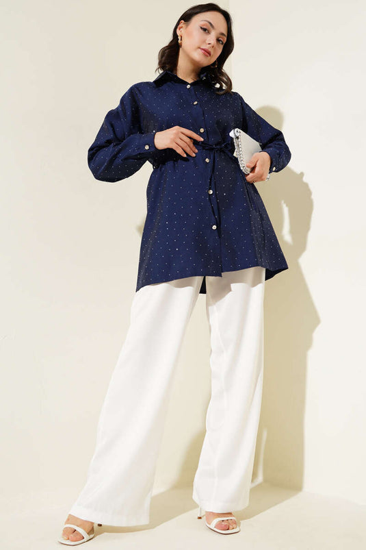 Marineblaues Hemd mit kleinen Steinverzierungen